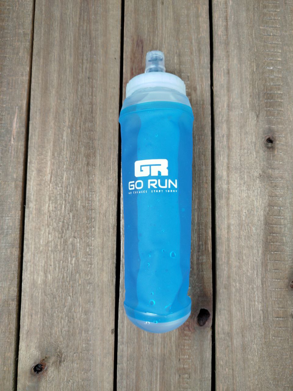 Flask GO RUN de 500ml con boca ancha para llenado fácil, ideal para running, trekking y trail. Diseño flexible y ultraligero, material libre de BPA y boquilla de silicona antigoteo para una hidratación sin derrames.