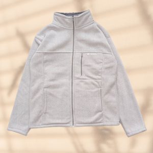 Saco polar térmico de alta calidad, diseñado para mantener el calor corporal en climas fríos. Ligero, transpirable y de secado rápido, con ajuste ergonómico, bolsillos funcionales y cierre completo. Ideal para senderismo, camping y uso diario.