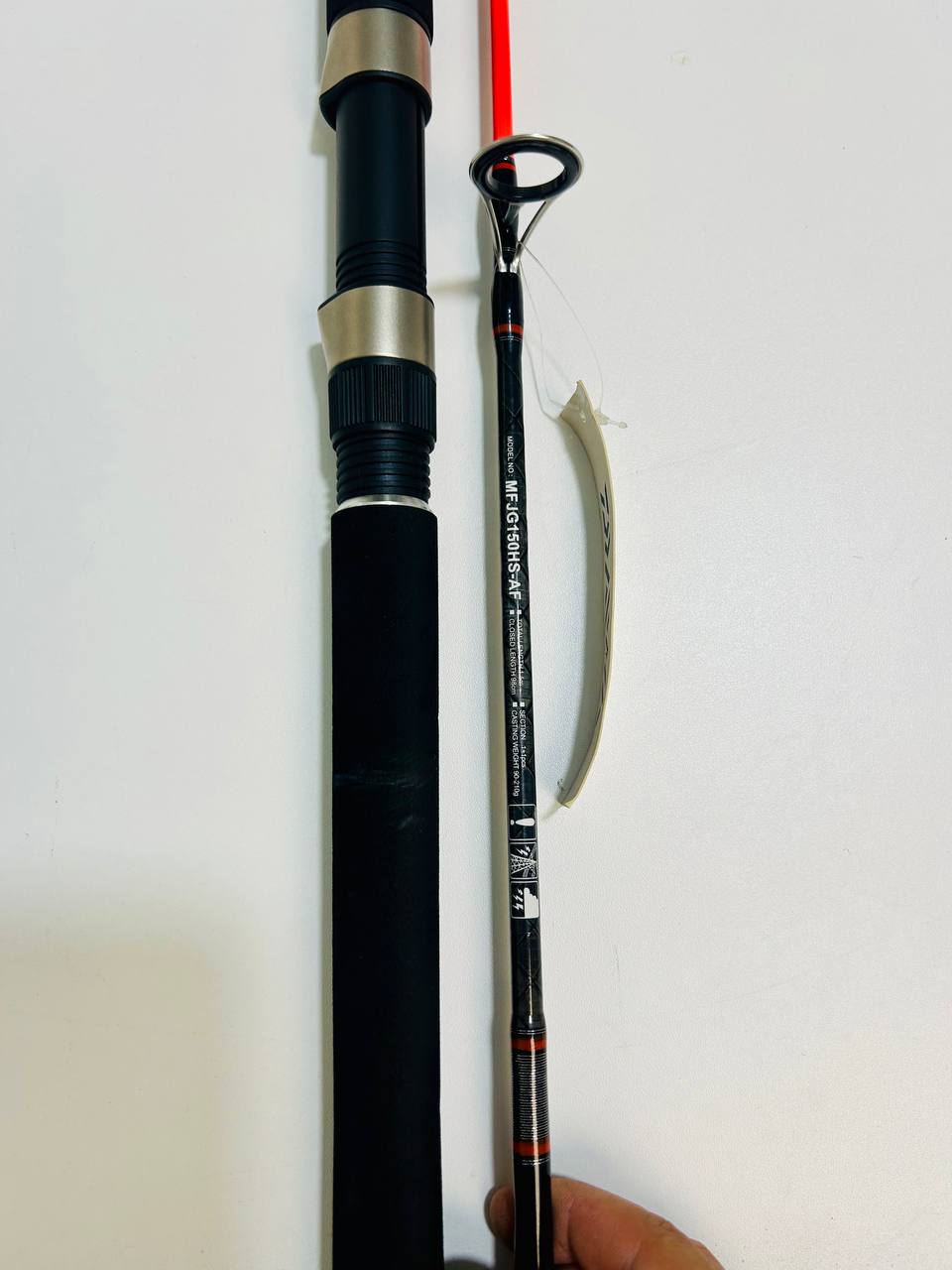 Caña Daiwa Megaforce Jig150HS 1.50m, fabricada en fibra de carbono ultra resistente con base reforzada y mango de goma EVA para un agarre ergonómico y seguro. Casting Weight de 90-120g y resistencia de hasta 20 lb.