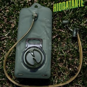 Funda de hidratación de 2 litros con tubo de succión, válvula de mordida, cierre hermético con deslizador, y diseño flexible ideal para mochilas de senderismo, ciclismo y trekking.