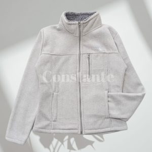 Chompa polar para clima frío, con bolsillos y cierre completo.