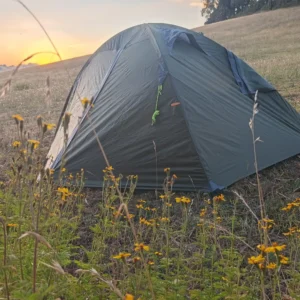 vista trasera de carpa oursky impermeable para acampar con palitroques de fibra de vidrio