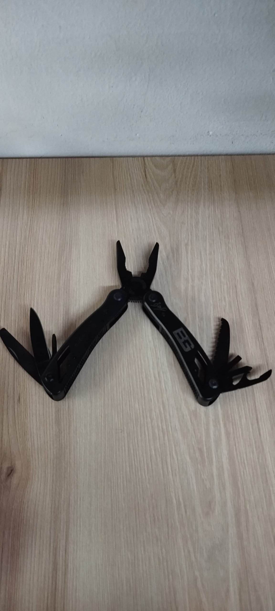 "Para quienes buscan eficiencia y versatilidad en una sola herramienta, presentamos las Pinzas Multiusos Gerber, diseñadas para enfrentar cualquier desafío con estilo y precisión."