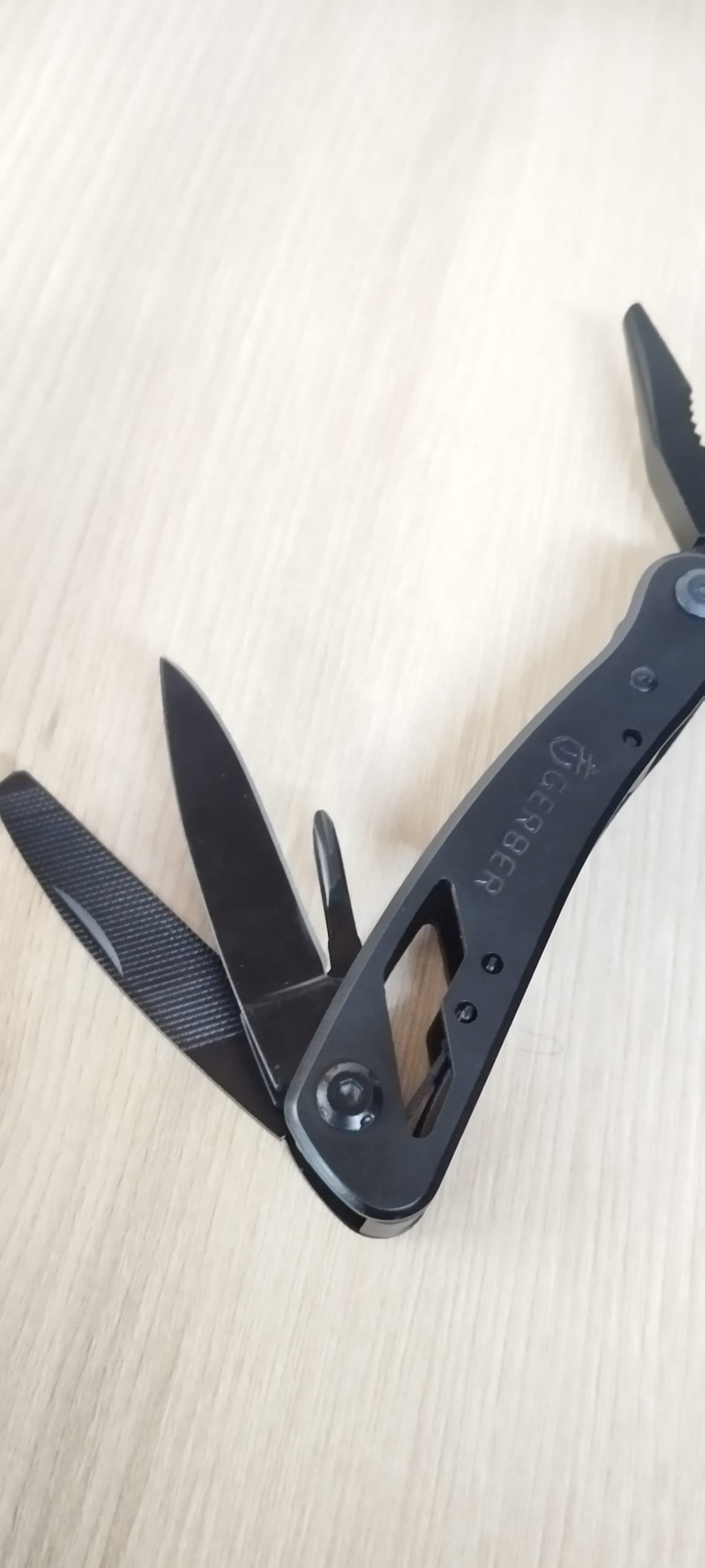 "Para quienes buscan eficiencia y versatilidad en una sola herramienta, presentamos las Pinzas Multiusos Gerber, diseñadas para enfrentar cualquier desafío con estilo y precisión."