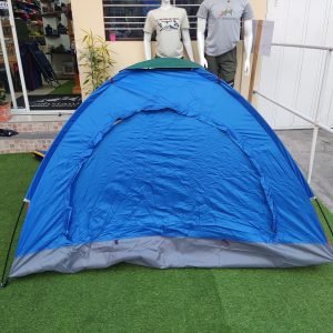 Resistente a la lluvia ligera gracias a su material semiimpermeable, ideal para protegerte de sorpresas meteorológicas.