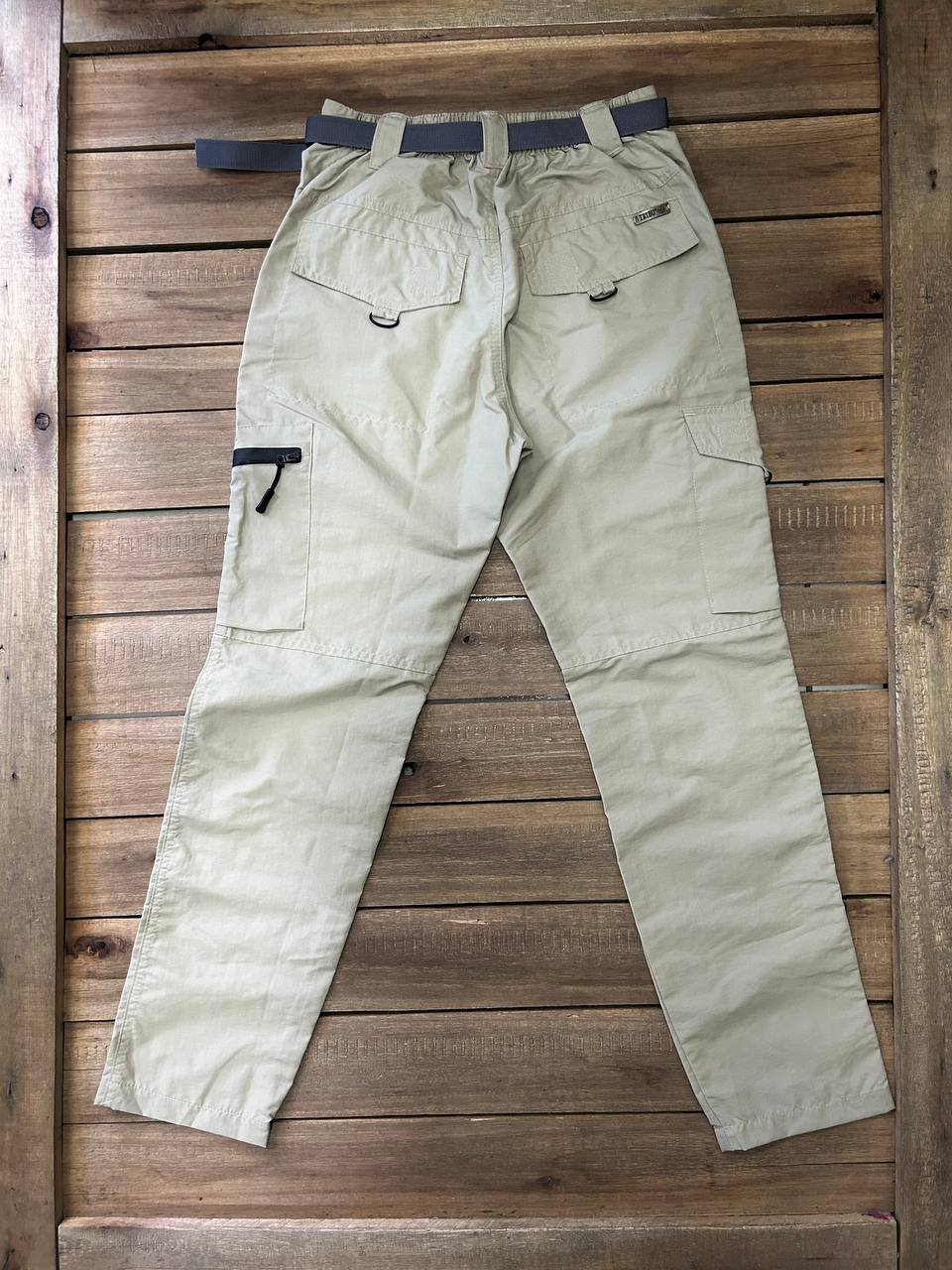 Pantalones outdoor color caqui con 8 bolsillos, tela antidesgarre de secado rápido y protección UV.