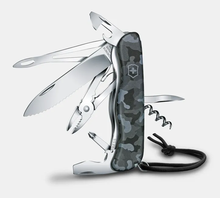 Navaja suiza Victorinox Skipper, modelo 0.9663.MWC4, desplegada con herramientas especializadas en actividades náuticas, en un vibrante diseño azul y naranja.