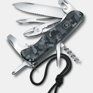 Navaja suiza Victorinox Skipper, modelo 0.9663.MWC4, desplegada con herramientas especializadas en actividades náuticas, en un vibrante diseño azul y naranja.