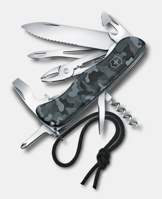 Navaja suiza Victorinox Skipper, modelo 0.9663.MWC4, desplegada con herramientas especializadas en actividades náuticas, en un vibrante diseño azul y naranja.