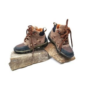 Zapatos de trekking para niños, diseñados para aventuras al aire libre. Fabricados con materiales resistentes, suela antideslizante, y diseño ergonómico.