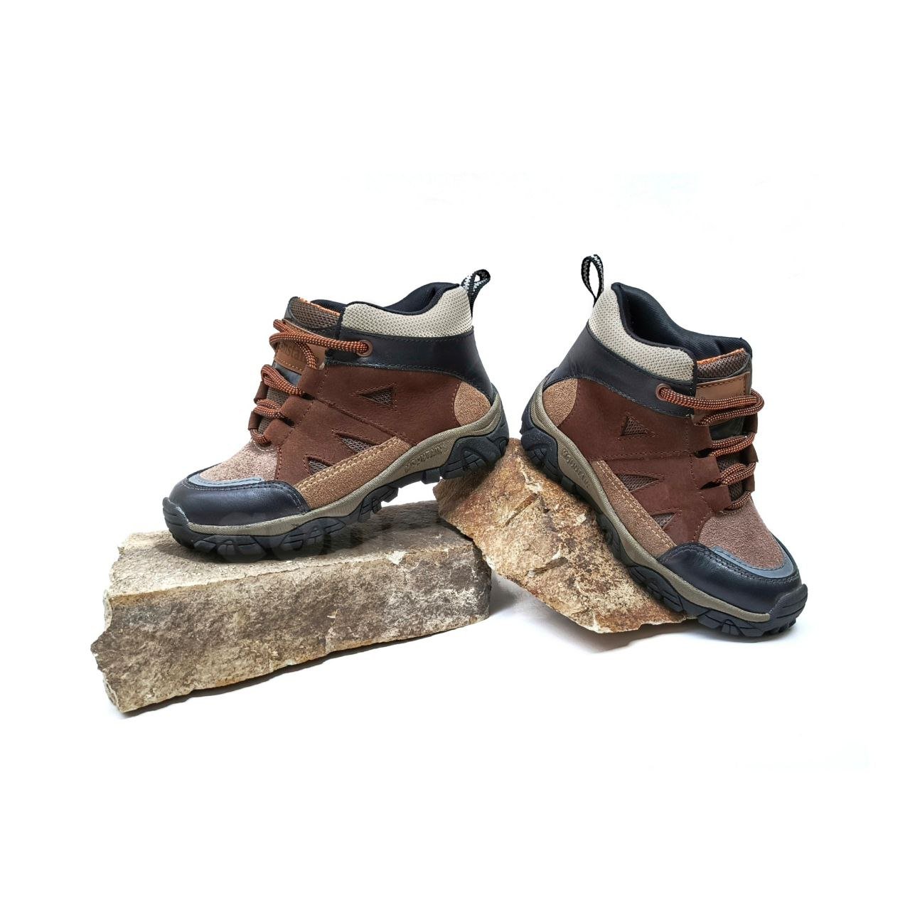 Zapatos de trekking para niños, diseñados para aventuras al aire libre. Fabricados con materiales resistentes, suela antideslizante, y diseño ergonómico.