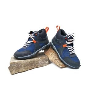 Zapatos de trekking para niños, diseñados para aventuras al aire libre. Fabricados con materiales resistentes, suela antideslizante, y diseño ergonómico.