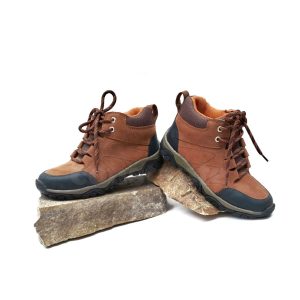 Zapatos de trekking para niños, diseñados para aventuras al aire libre. Fabricados con materiales resistentes, suela antideslizante, y diseño ergonómico.