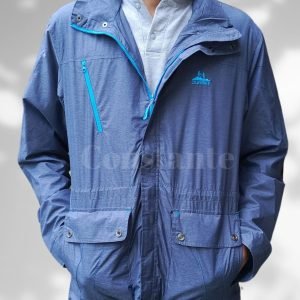 Chompa rompevientos ligeramente impermeable, con capucha desmontable, ajuste en cintura y cuerpo, doble bolsillo y cierre bidireccional, en color moderno y funcional.