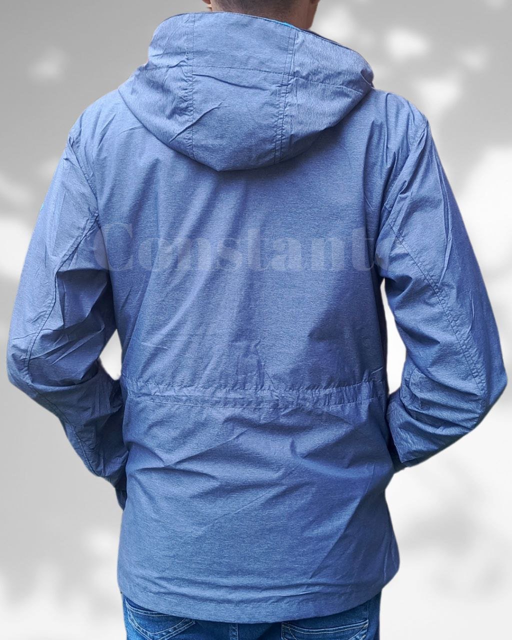 Chompa rompevientos ligeramente impermeable, con capucha desmontable, ajuste en cintura y cuerpo, doble bolsillo y cierre bidireccional, en color moderno y funcional.