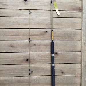 Caña Shimano Catana 1.80m, de 2 tramos, con capacidad de lanzamiento de 100-300 g, diseñada para pesca versátil y de alto rendimiento.