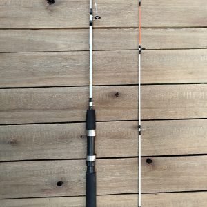 Caña de pescar Crocodile de 1.20 metros, color naranja con blanco, de dos piezas, diseñada para pesca de diversas especies en diferentes entornos.