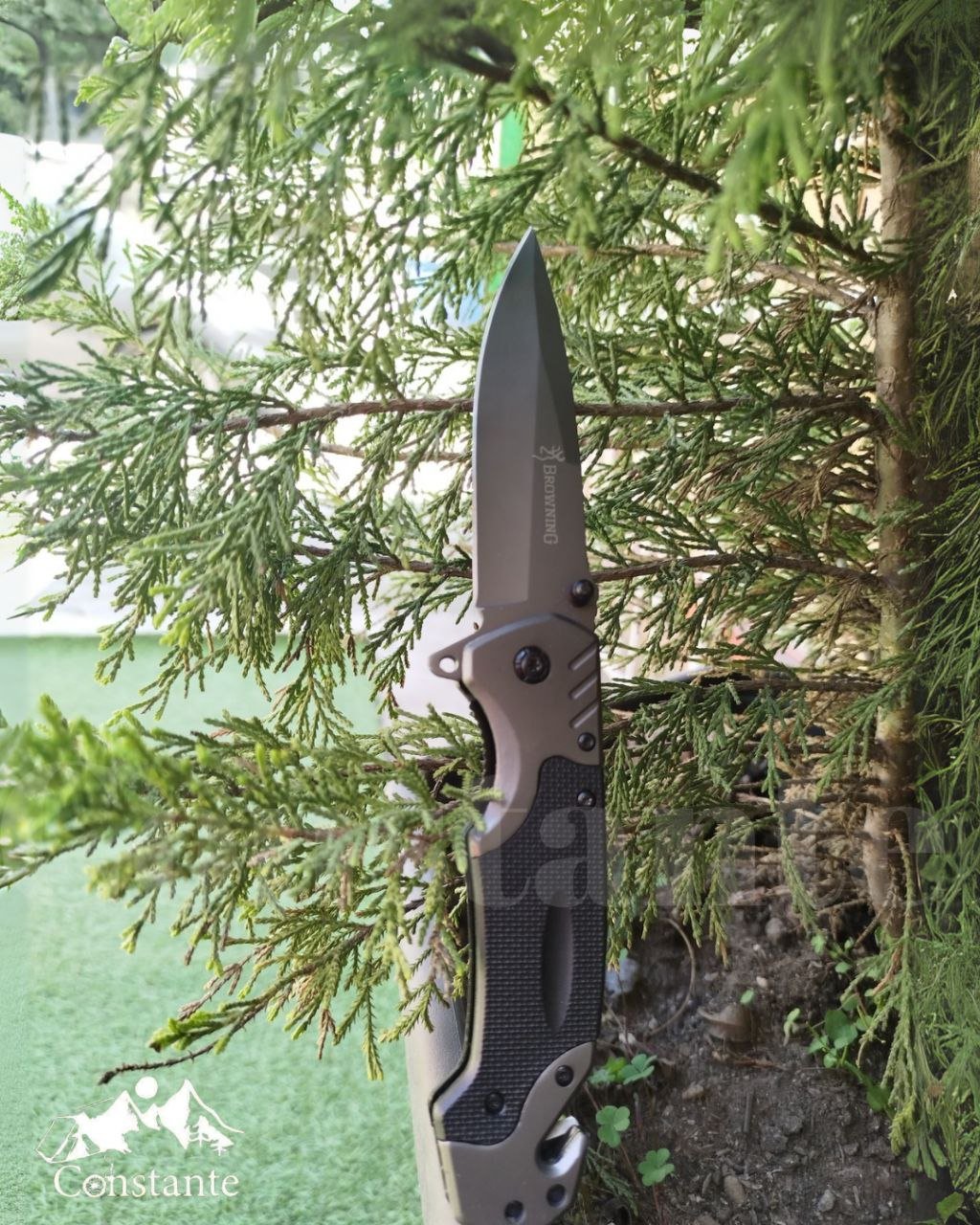 Navaja táctica Browning con recubrimiento de titanio, hoja plegable de acero, diseño resistente y elegante, ideal para uso outdoor y supervivencia.