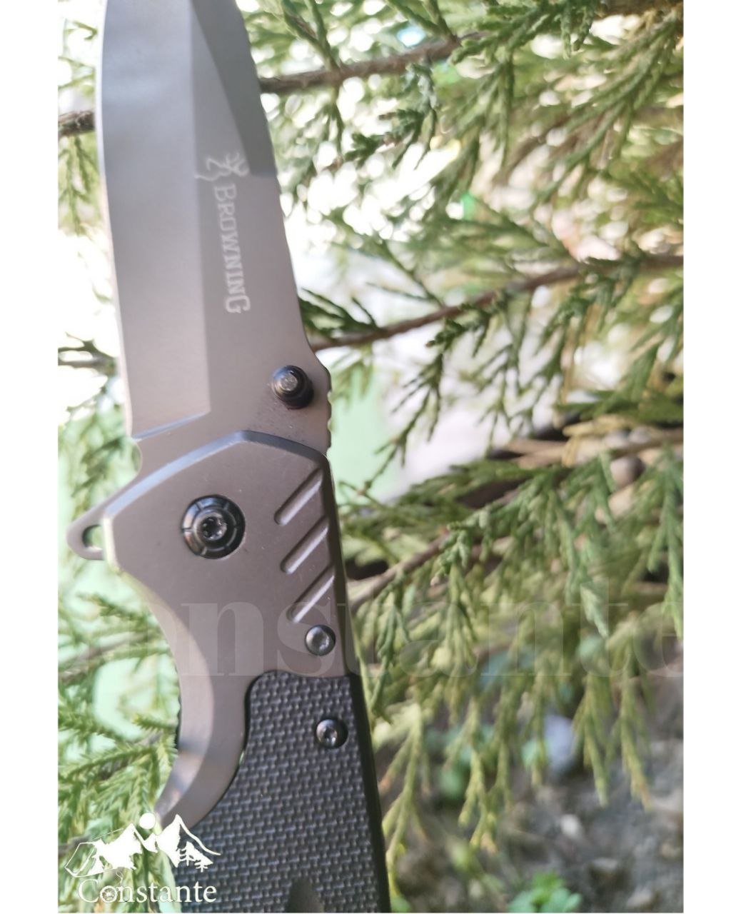 Navaja táctica Browning con recubrimiento de titanio, hoja plegable de acero, diseño resistente y elegante, ideal para uso outdoor y supervivencia.