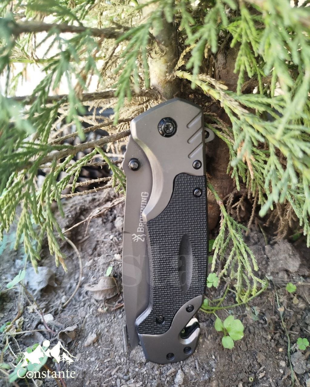 Navaja táctica Browning con recubrimiento de titanio, hoja plegable de acero, diseño resistente y elegante, ideal para uso outdoor y supervivencia.