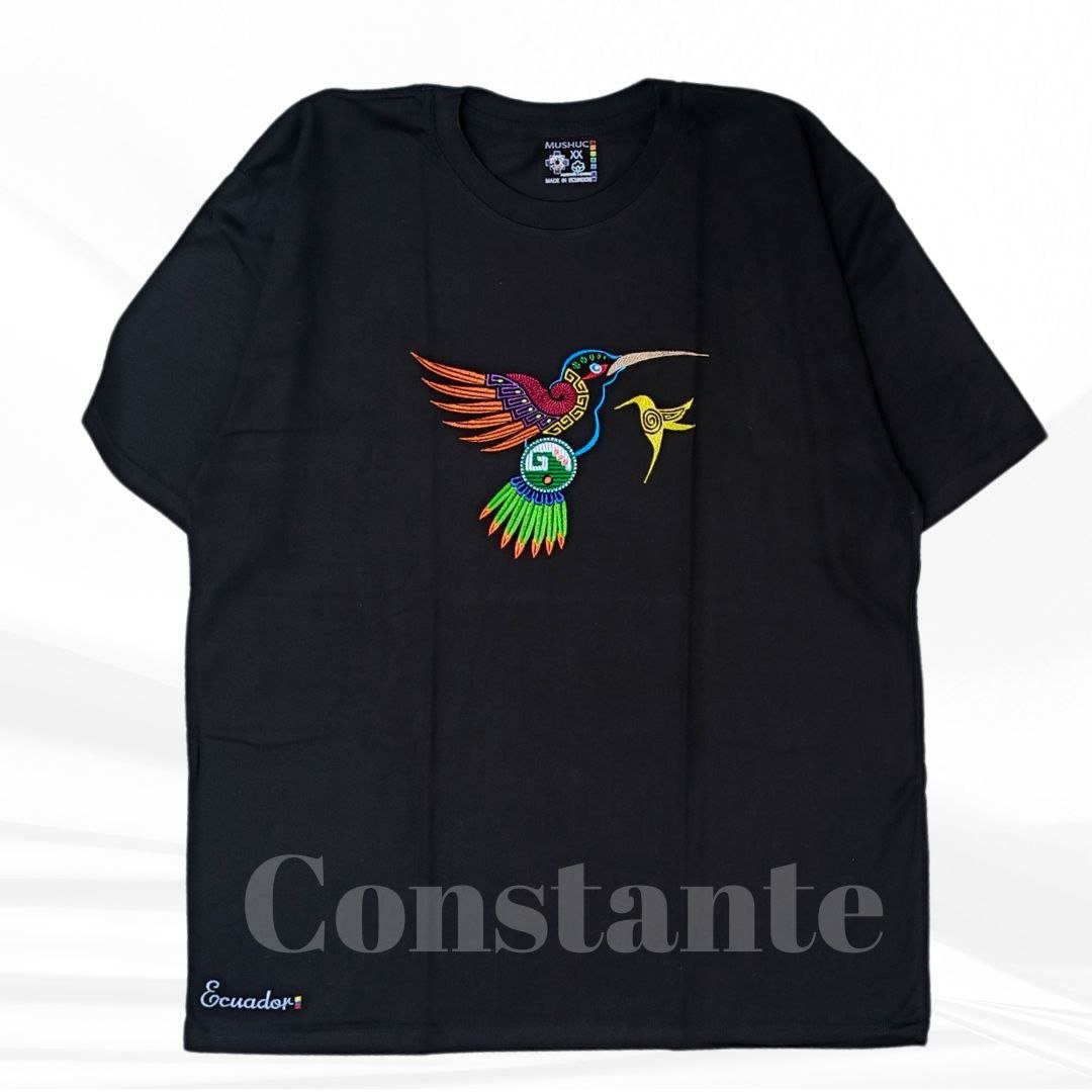 Camisetas de algodón nativo con detalles bordados de temáticas ecuatorianas, fusionando tradición, comodidad y estilo artesanal.