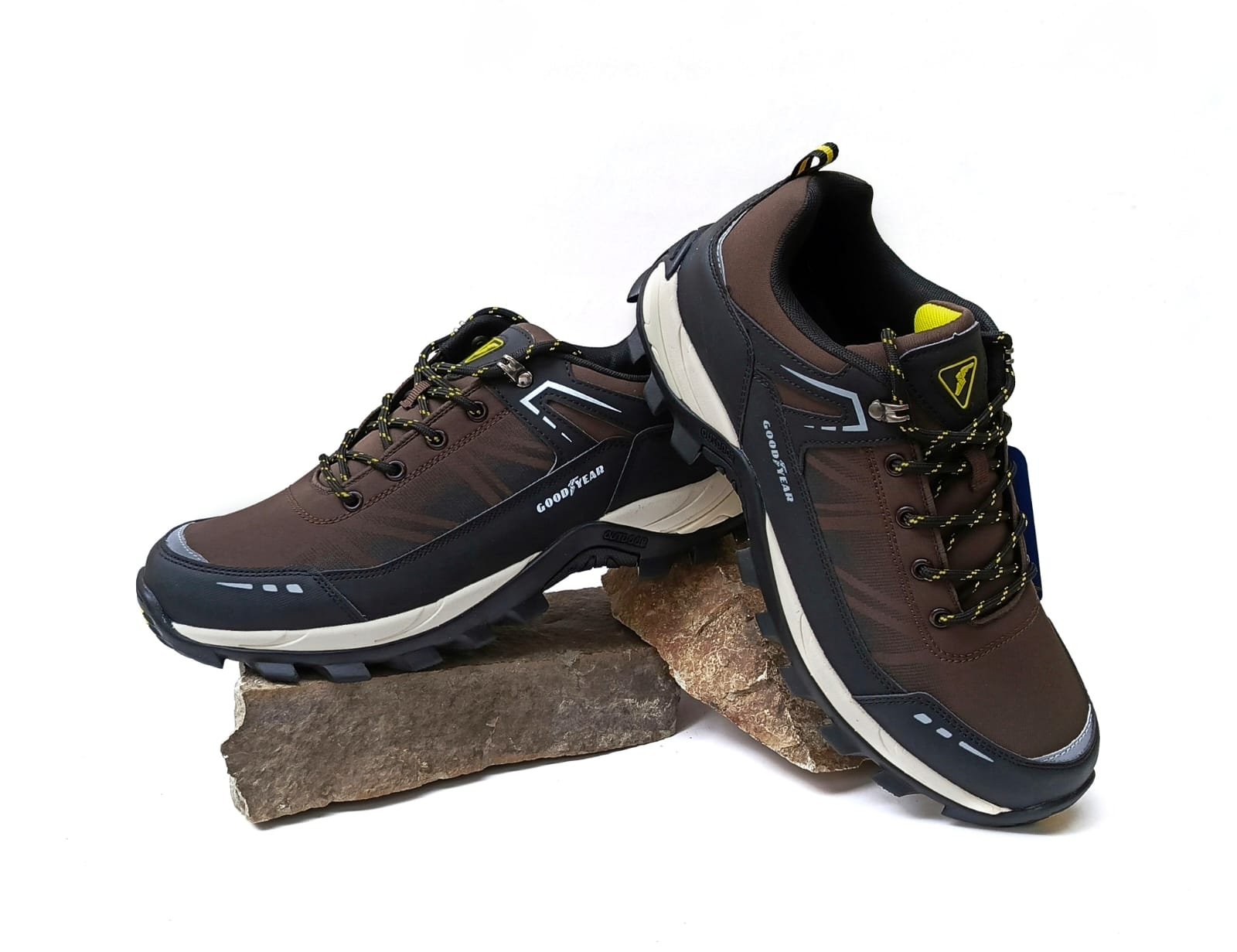 Zapatos Goodyear de trekking con capellada inferior impermeable, caña baja y diseño ergonómico para mayor comodidad y tracción en terrenos difíciles.