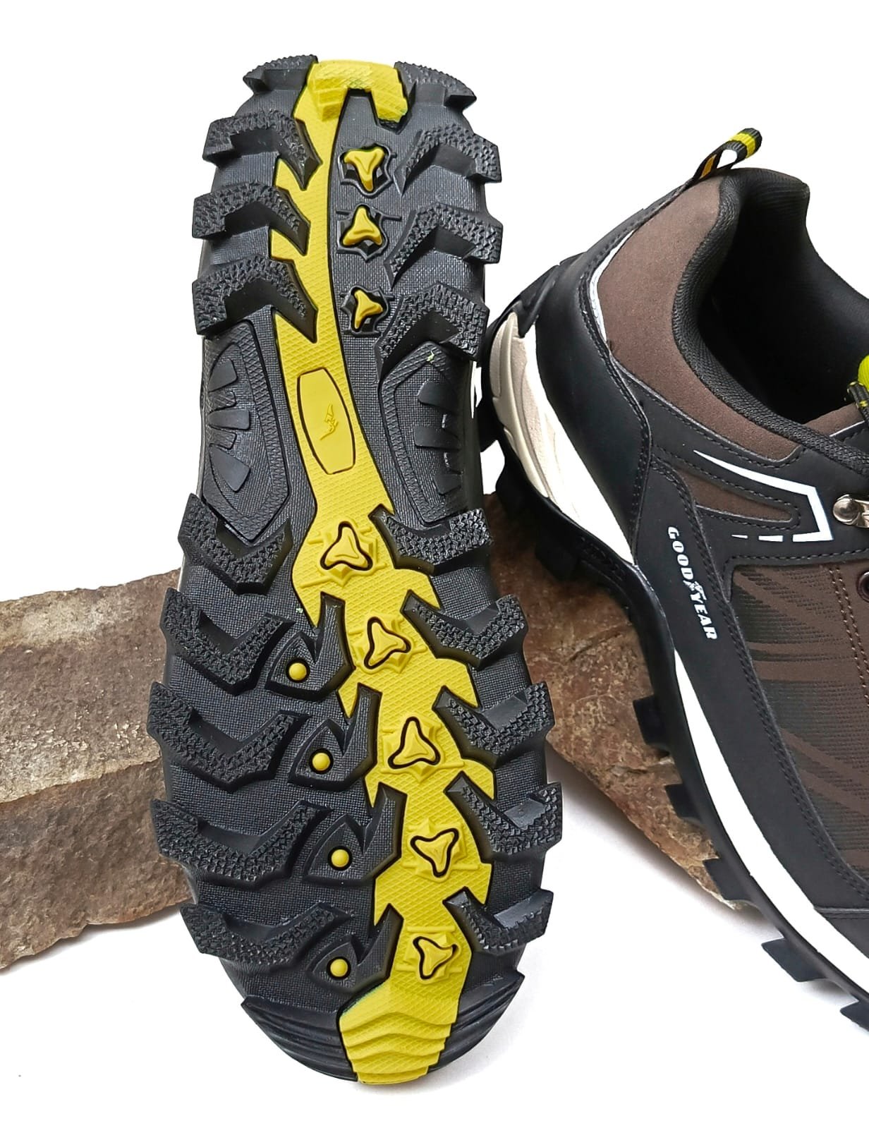 Zapatos Goodyear de trekking con capellada inferior impermeable, caña baja y diseño ergonómico para mayor comodidad y tracción en terrenos difíciles.
