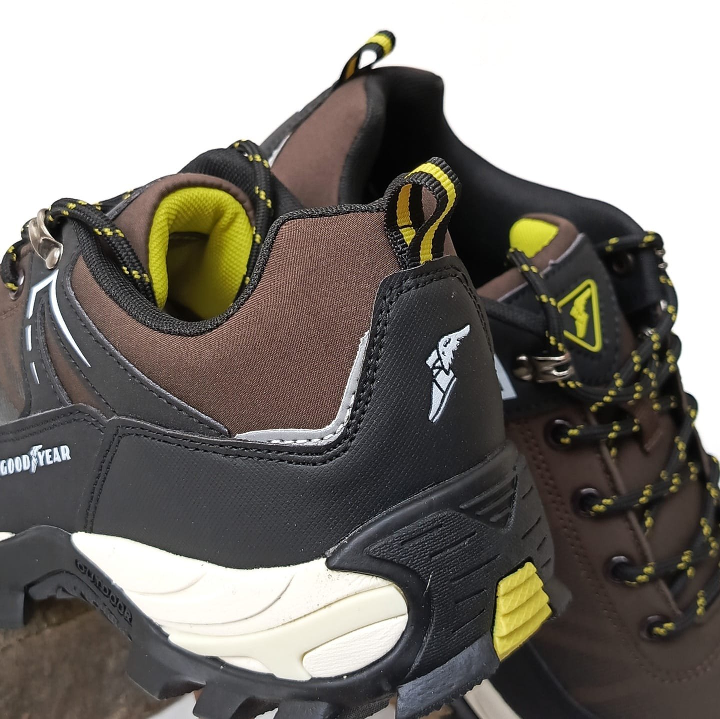 Zapatos Goodyear de trekking con capellada inferior impermeable, caña baja y diseño ergonómico para mayor comodidad y tracción en terrenos difíciles.