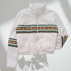 Chompa térmica tipo top, ajustada al cuerpo, con tejido aislante y transpirable, ideal para actividades al aire libre. Diseño ergonómico que brinda calor sin volumen, con materiales ligeros y elásticos para mayor comodidad.