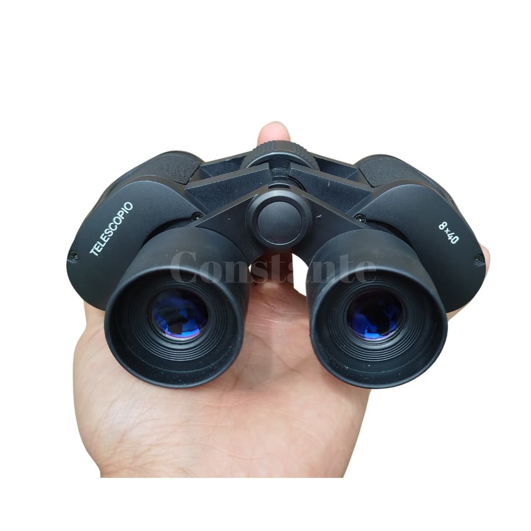 Binoculares 8x40, ideales para observación de la naturaleza, senderismo y actividades al aire libre. Aumento de 8x y objetivo de 40mm para una imagen clara y brillante. Diseño ergonómico y resistente, con recubrimiento de goma antideslizante para un mejor agarre. Incluye correa ajustable y estuche protector.