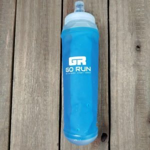 Flask GO RUN de 500ml con boca ancha para llenado fácil, ideal para running, trekking y trail. Diseño flexible y ultraligero, material libre de BPA y boquilla de silicona antigoteo para una hidratación sin derrames.
