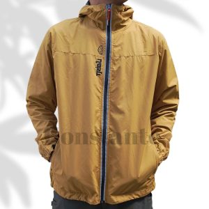 Chompa impermeable con forro transpirable, ajuste en mangas y cuerpo, y abertura en la axila para mayor ventilación.