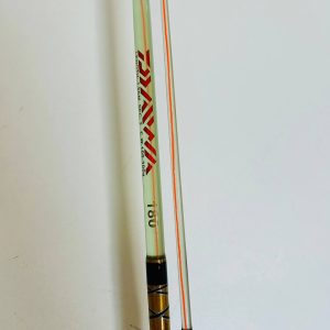 Caña de pesca Daiwa 1.80m, fabricada en fibra de vidrio resistente, con mango de goma EVA para mejor agarre. Unión de rosca para mayor seguridad y soporte compatible con cualquier carrete.