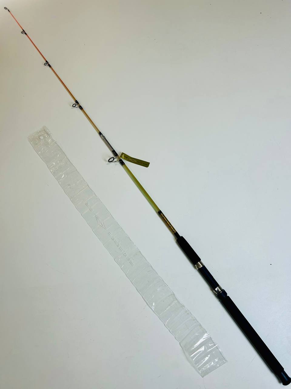 Caña de pesca Daiwa 2.10m, fabricada en fibra de vidrio resistente, con mango de goma EVA para un agarre seguro. Unión de rosca para mayor estabilidad y soporte compatible con cualquier carrete.