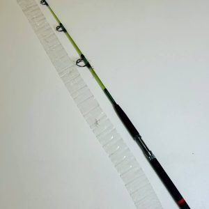 Caña de pesca Five Star 1.80m, fabricada en fibra de vidrio de alta resistencia con anillas de acero inoxidable de doble agarre. Mango de goma EVA para un agarre firme y cómodo. Base con ajuste de acero para fijación segura en embarcaciones. Resistencia de hasta 100 lb.