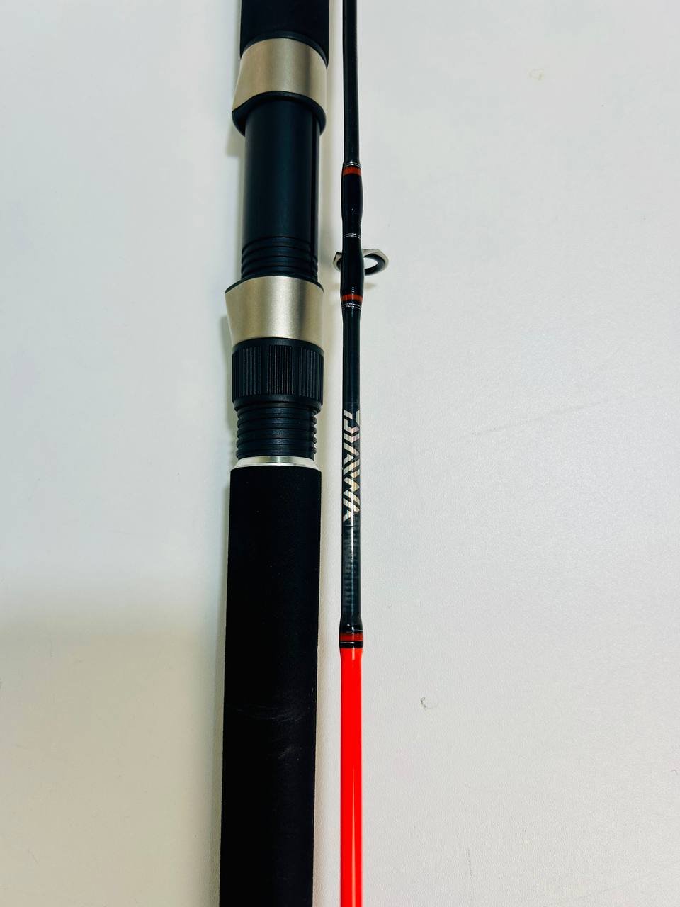Caña Daiwa Megaforce Jig150HS 1.50m, fabricada en fibra de carbono ultra resistente con base reforzada y mango de goma EVA para un agarre ergonómico y seguro. Casting Weight de 90-120g y resistencia de hasta 20 lb.