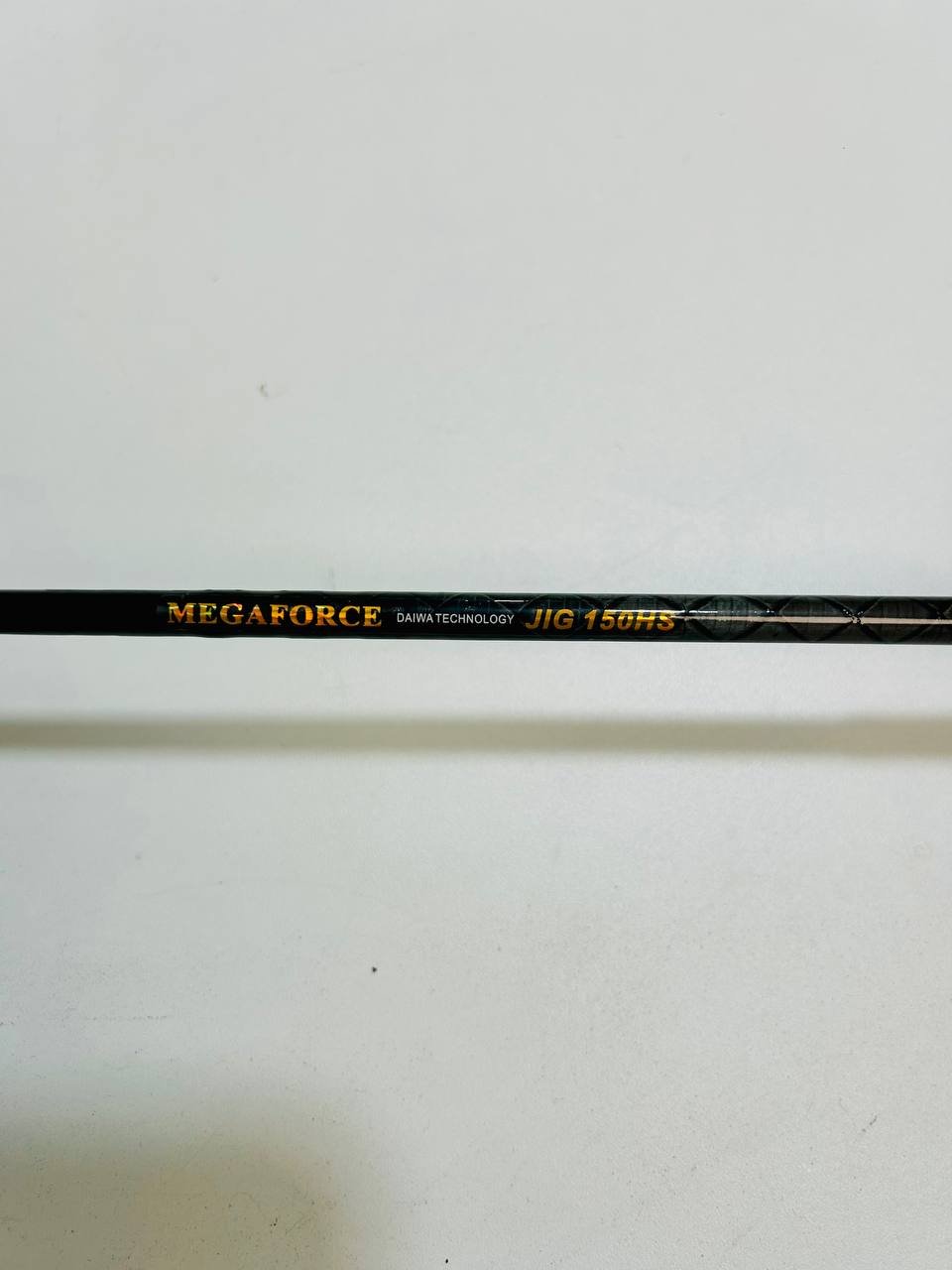 Caña Daiwa Megaforce Jig150HS 1.50m, fabricada en fibra de carbono ultra resistente con base reforzada y mango de goma EVA para un agarre ergonómico y seguro. Casting Weight de 90-120g y resistencia de hasta 20 lb.