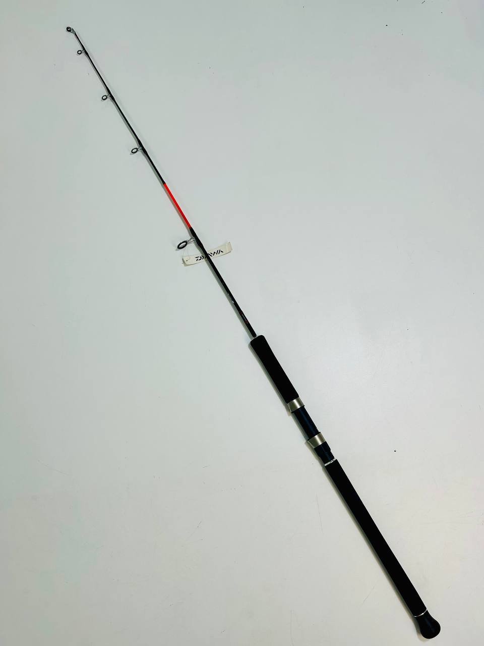 Caña Daiwa Megaforce Jig150HS 1.50m, fabricada en fibra de carbono ultra resistente con base reforzada y mango de goma EVA para un agarre ergonómico y seguro. Casting Weight de 90-120g y resistencia de hasta 20 lb.