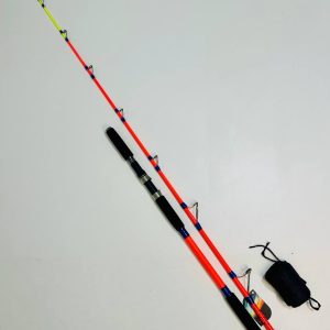 Caña Five Star 2.10m, fabricada en fibra de vidrio ultra resistente, con mango largo de goma EVA de doble ajuste ergonómico, base de corcho y diseño optimizado para anillas de mayor resistencia. Soporta hasta 40 lb y cuenta con un ajuste universal para carretes.