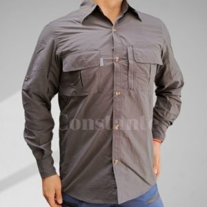 Camisa safari de secado rápido con tela transpirable y protección UV, ideal para actividades al aire libre.