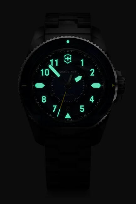 Reloj suizo automático Journey 1884 con bisel cerámico, caja de acero inoxidable y brazalete plateado.