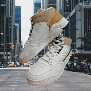 Zapatos urbanos de caña media en blanco con detalles beige y diseño moderno.