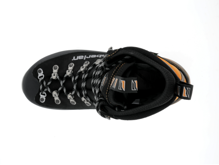 vista superior de bota para alpinismo