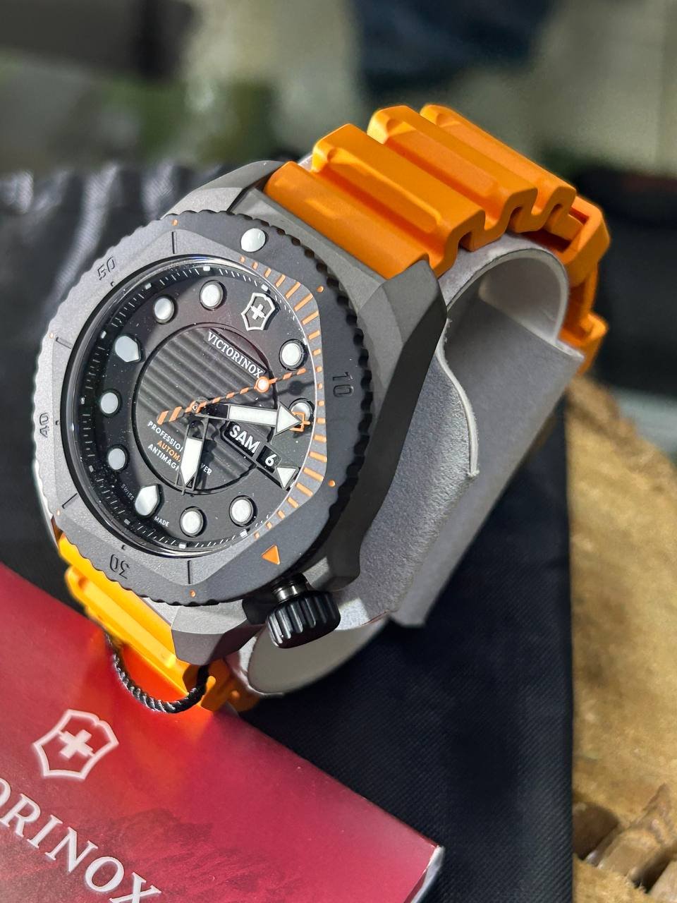 Reloj Victorinox Dive Pro Automatic – Reloj de buceo profesional con caja de titanio y correa de goma naranja