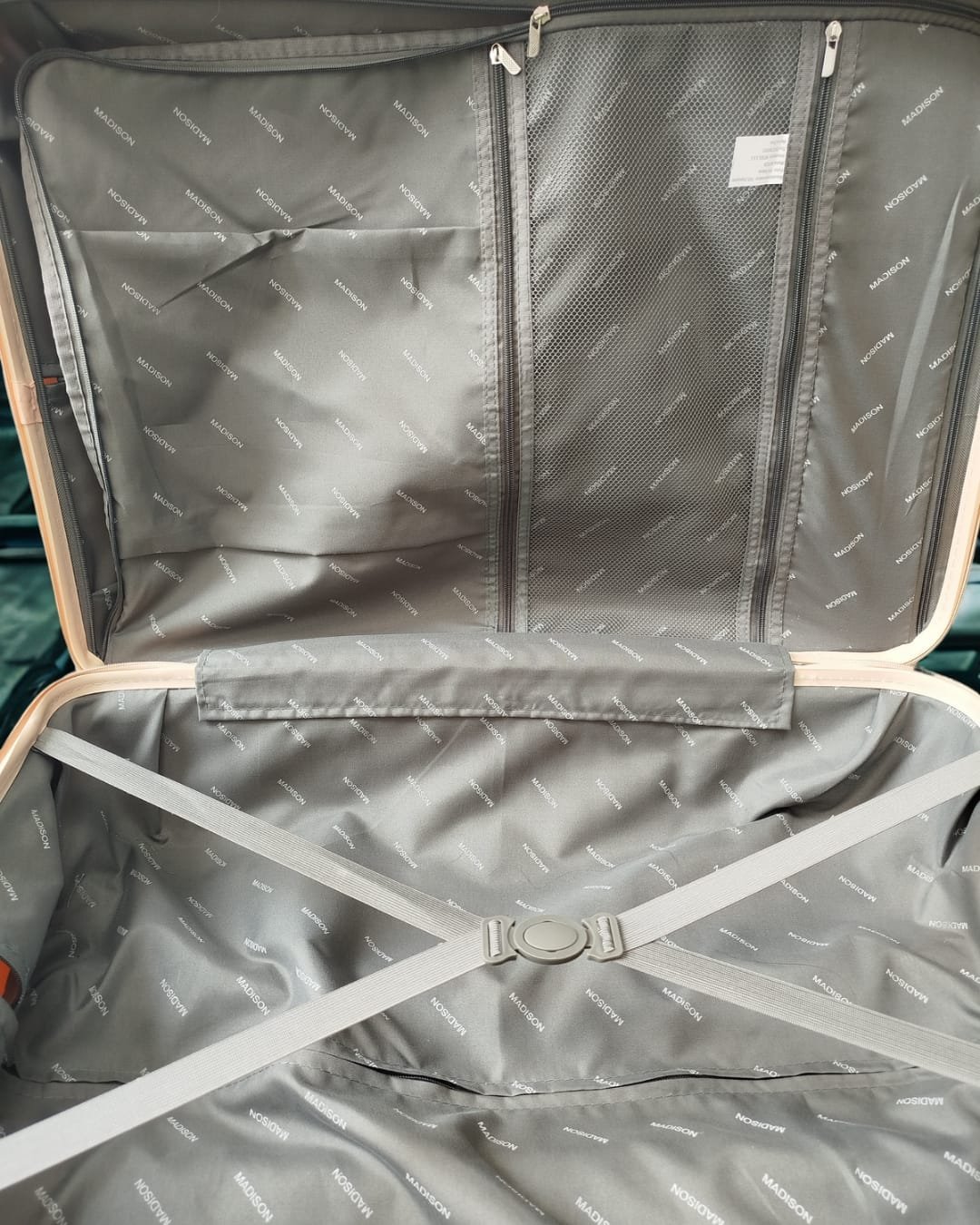 Maleta de viaje rígida Madison de tamaño grande (20–25 kg), fabricada en polipropileno, con ruedas dobles giratorias, manija retráctil, cierre de seguridad y diseño moderno y resistente.