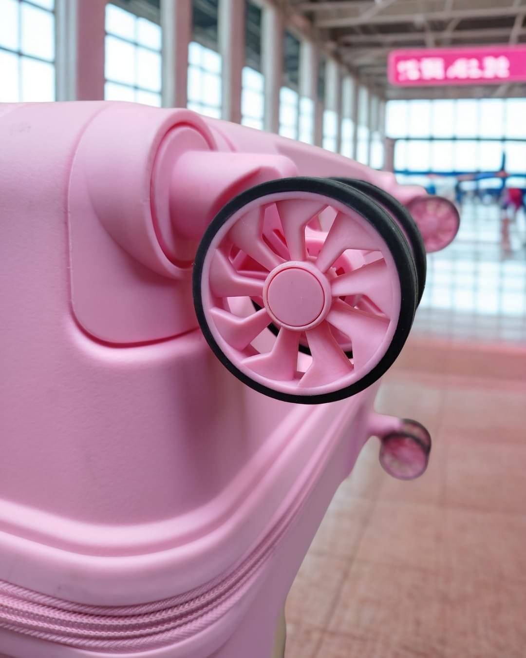 Maleta de viaje rígida Madison de tamaño grande (20–25 kg), fabricada en polipropileno, con ruedas dobles giratorias, manija retráctil, cierre de seguridad y diseño moderno y resistente.