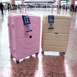 Maleta de viaje rígida Madison de tamaño grande (20–25 kg), fabricada en polipropileno, con ruedas dobles giratorias, manija retráctil, cierre de seguridad y diseño moderno y resistente.