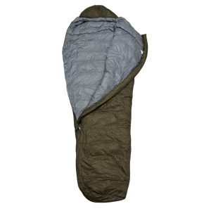 Sleeping bag compacto de pluma para camping y montaña, color neutro, ultraligero, con cierre completo y diseño térmico para climas fríos.