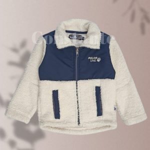 Saco polar infantil con cierre y bolsillos, ideal para climas fríos.