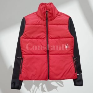 Chompa térmica híbrida color rojo con mangas negras tipo softshell, cierre completo y bolsillos con cremallera.